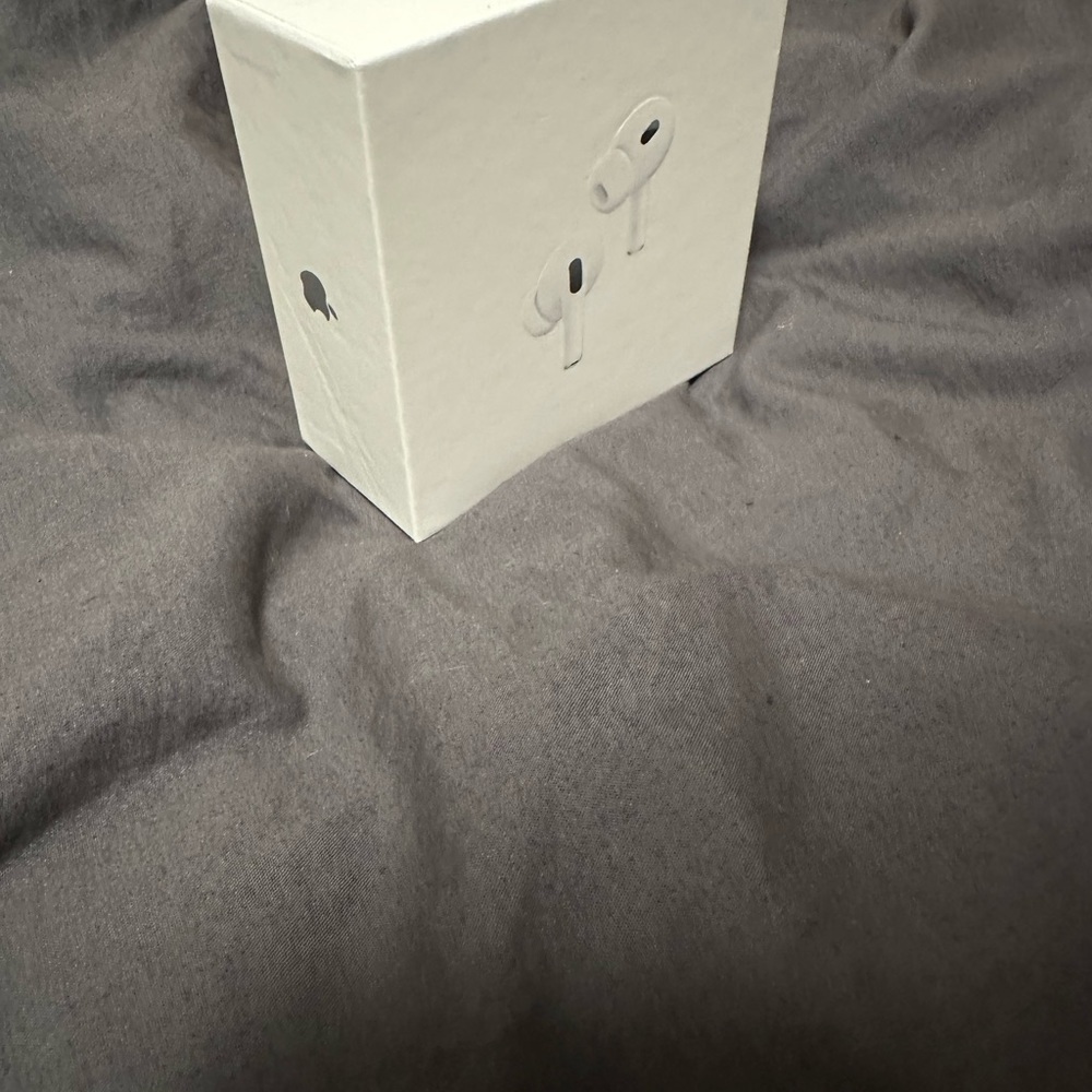 Apple AirPods Pro 2nd Generation With MagSafe Wireless Charging Case - Picture 6 of 7